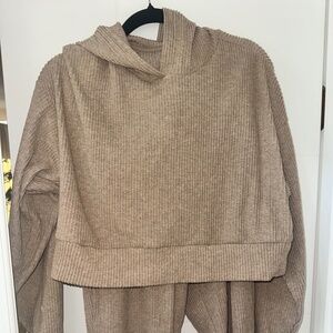 ALO Muse Set [Hoodie & Joggers]